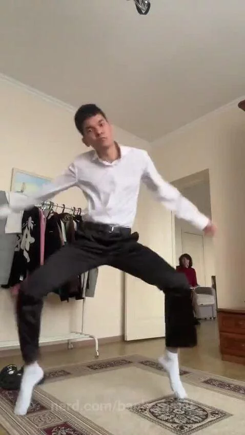 Mom mewing in back.. by bankerbigjit