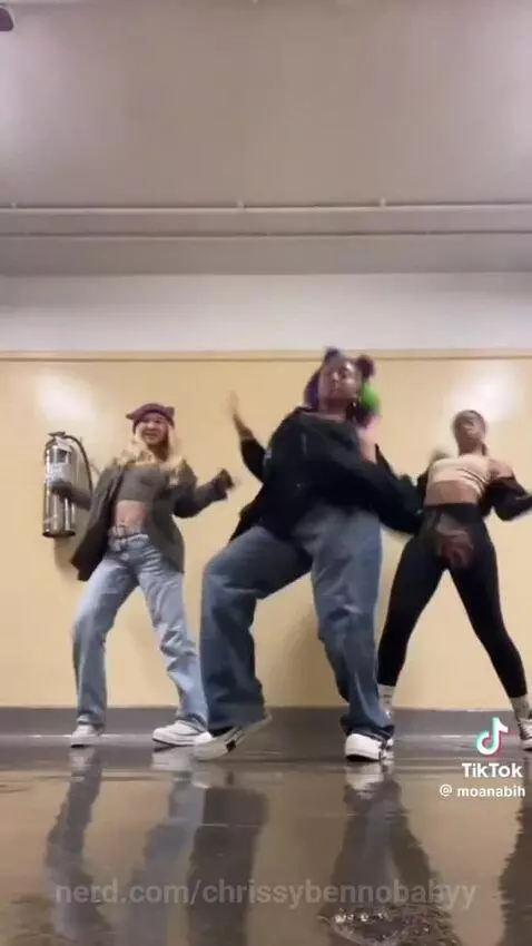 Uhh Uhh Uhhhh!.😵‍💫 by chrissybennobabyy