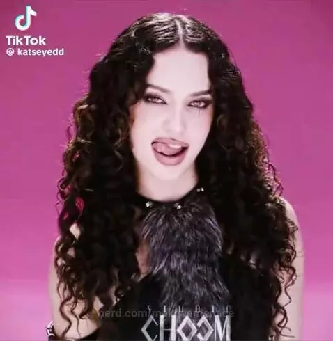 Daniela🫨 by maknaemenace