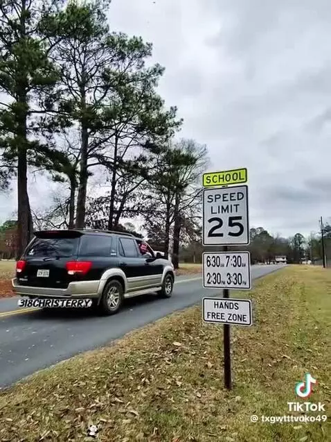 ITS A SCHOOL ZONE by teo