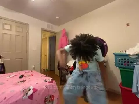 No hands dance by haileyisdagoatt