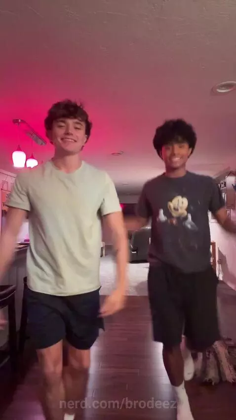 Tiktok dances  pt:1 by brodeez